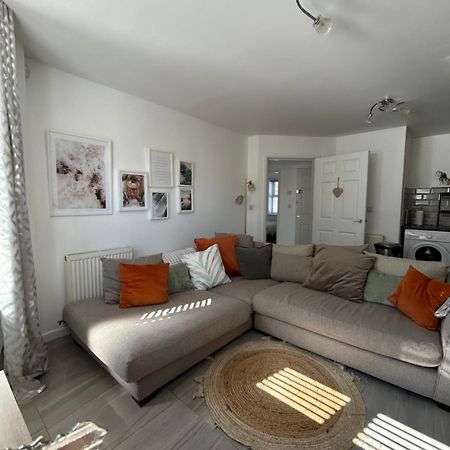 Modern 2 Bed Apartment With Free Parking And Netflix Dawley Exterior photo
