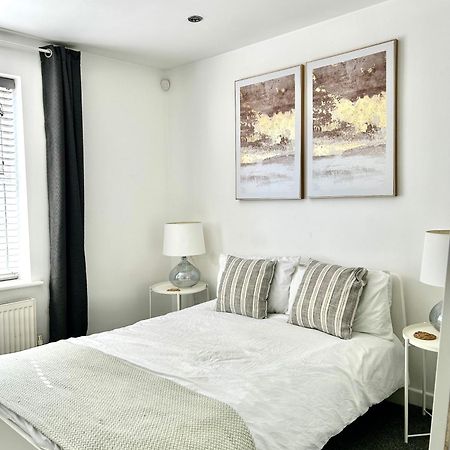 Modern 2 Bed Apartment With Free Parking And Netflix Dawley Exterior photo