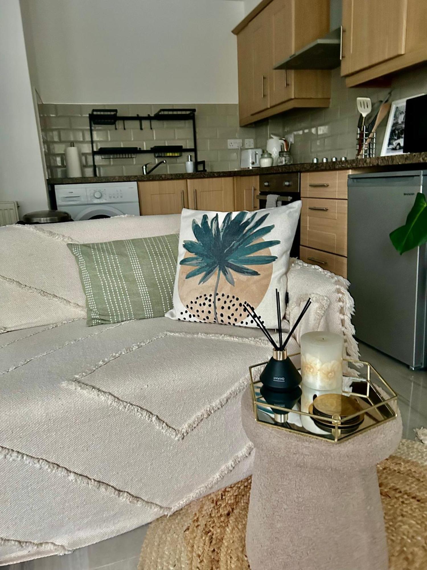 Modern 2 Bed Apartment With Free Parking And Netflix Dawley Exterior photo