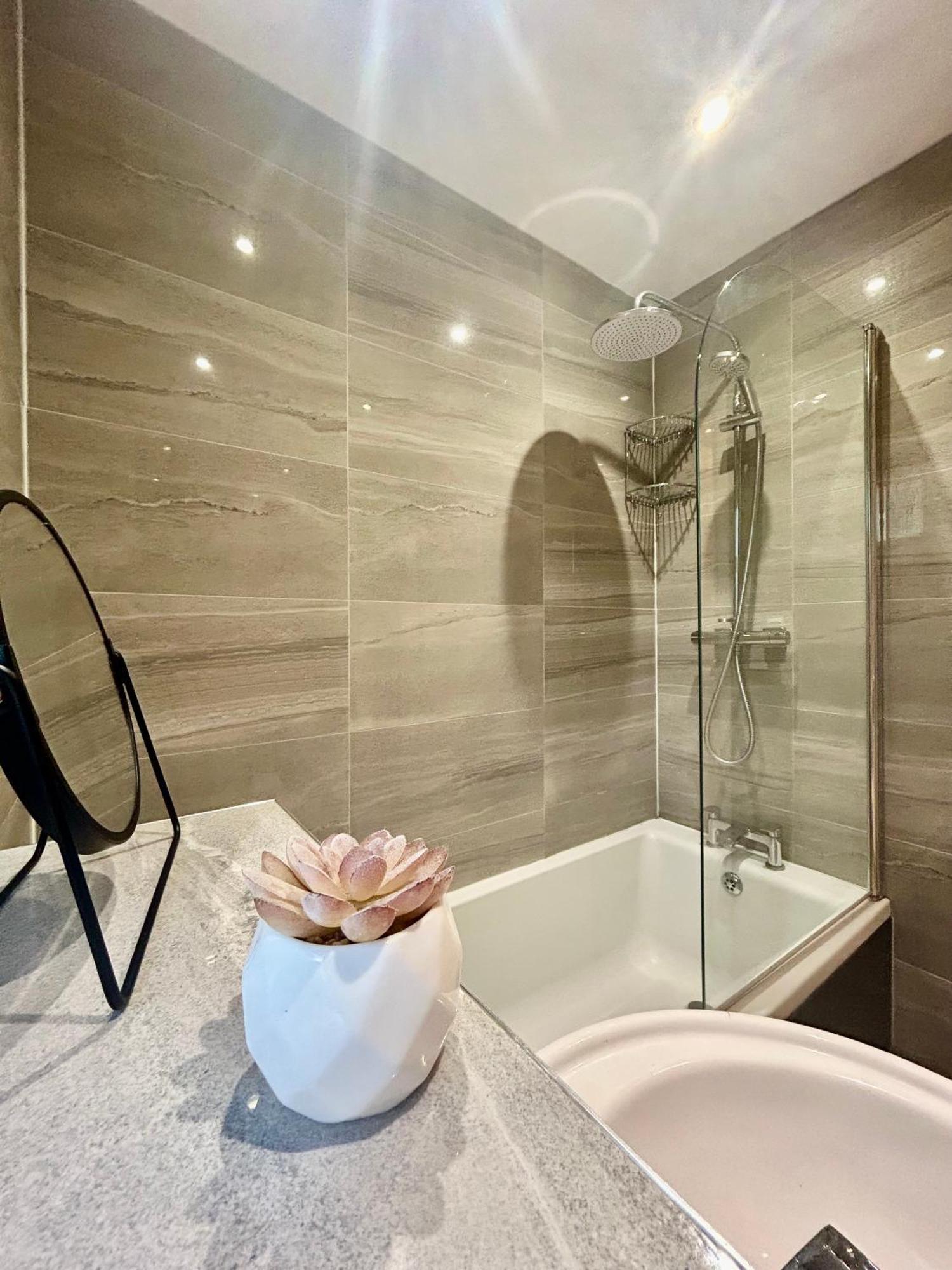 Modern 2 Bed Apartment With Free Parking And Netflix Dawley Exterior photo