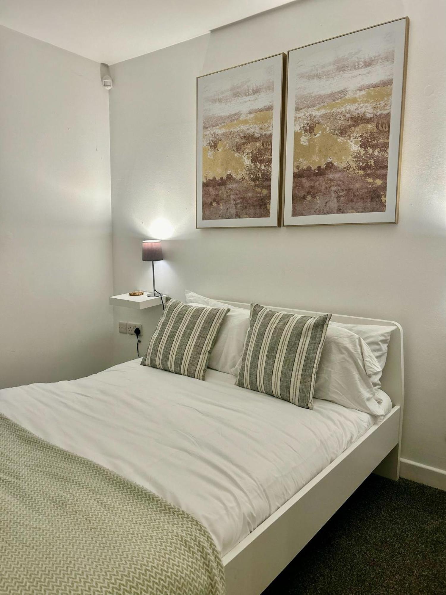 Modern 2 Bed Apartment With Free Parking And Netflix Dawley Exterior photo