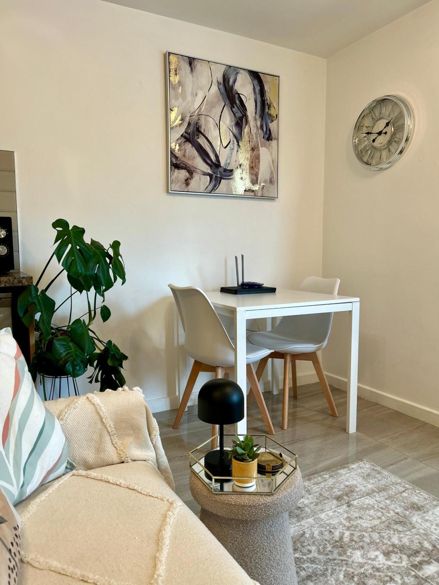 Modern 2 Bed Apartment With Free Parking And Netflix Dawley Exterior photo