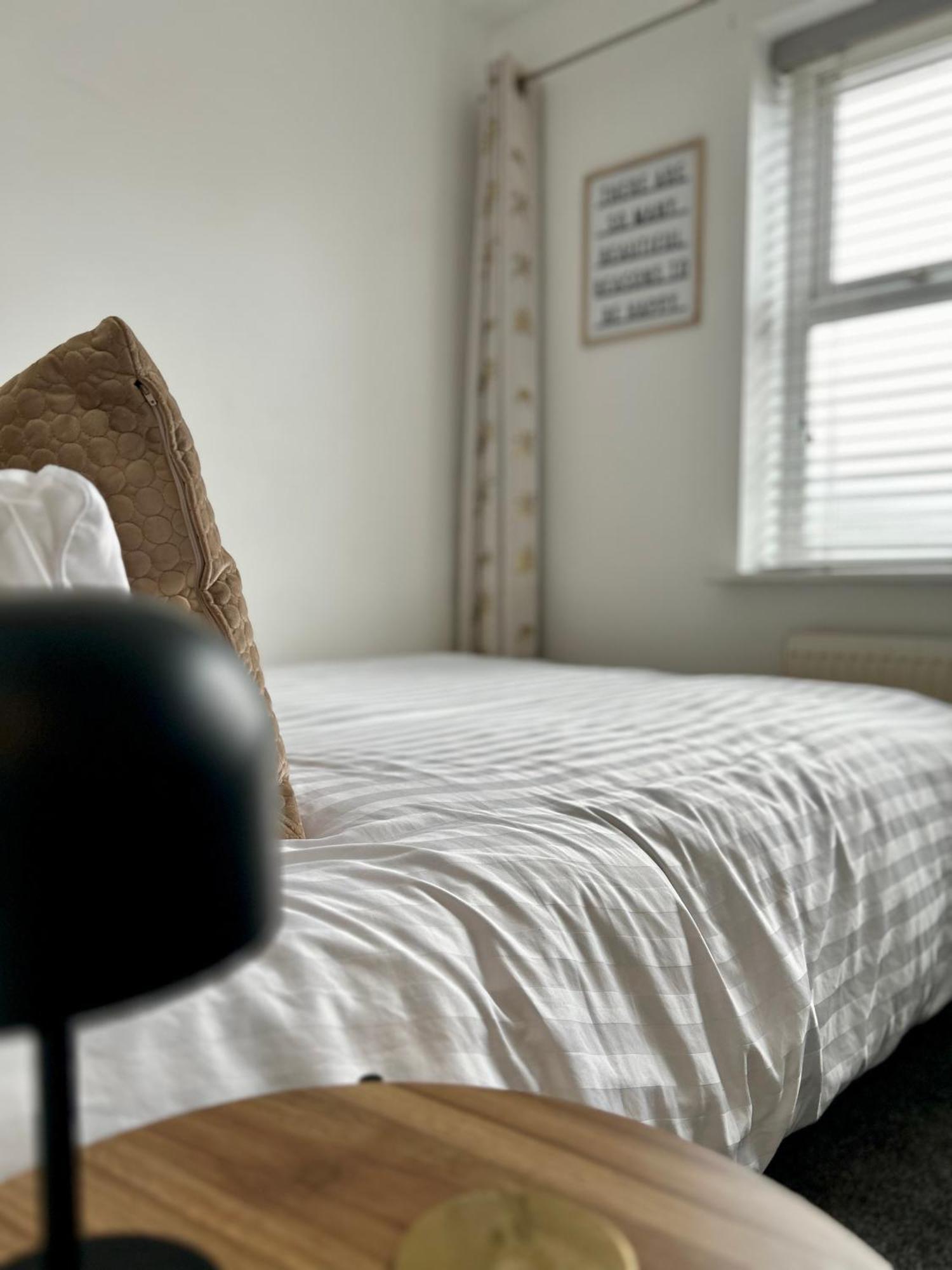 Modern 2 Bed Apartment With Free Parking And Netflix Dawley Exterior photo