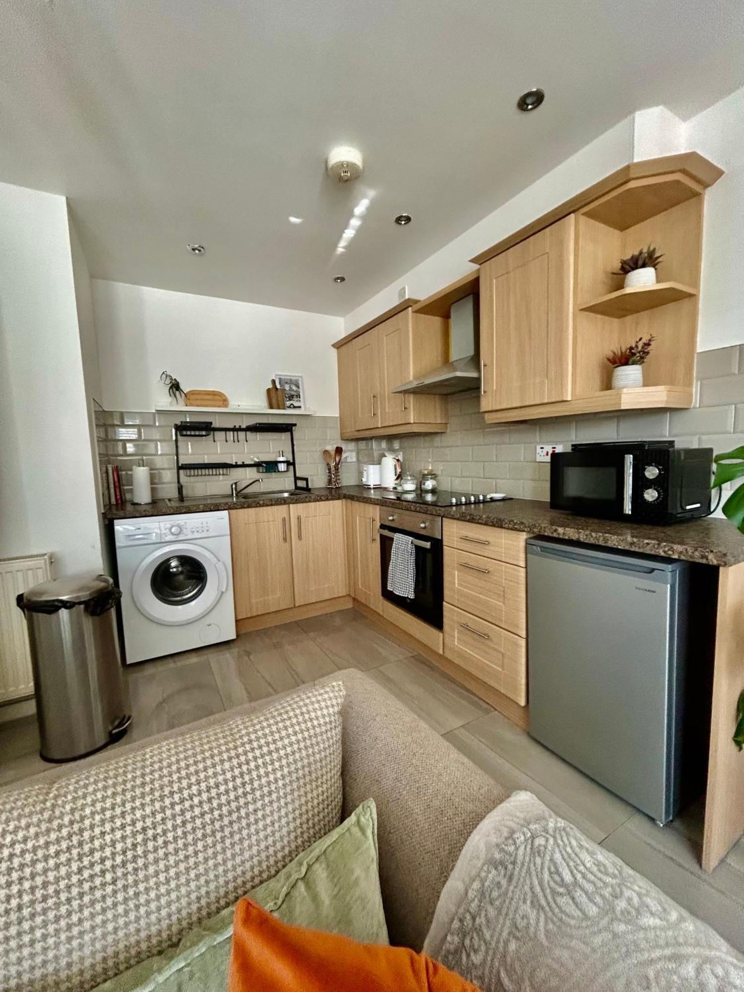 Modern 2 Bed Apartment With Free Parking And Netflix Dawley Exterior photo