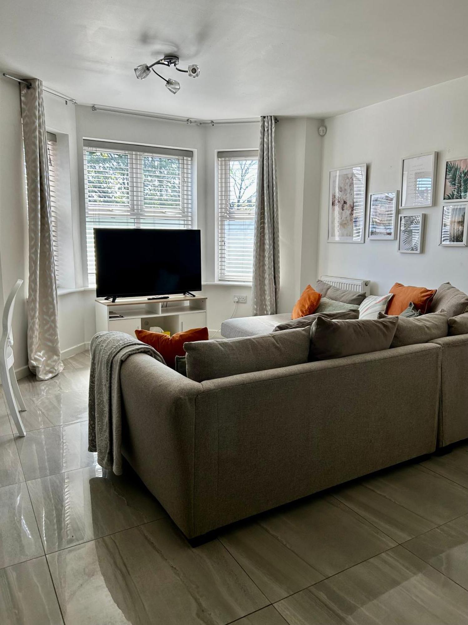 Modern 2 Bed Apartment With Free Parking And Netflix Dawley Exterior photo